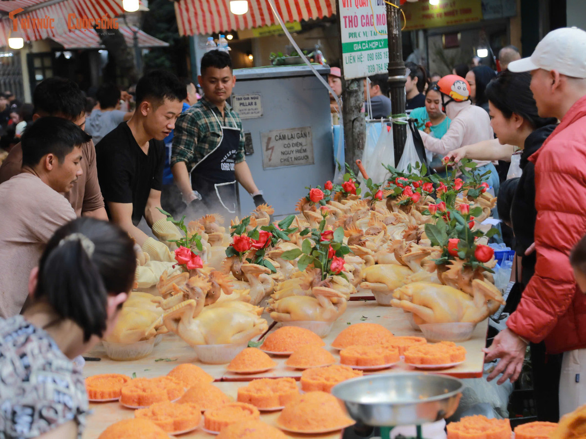 Không chỉ người dân thủ đô đổ về khu phố cổ mua sắm, một số cửa hàng ở đây cũng nhận được đơn đặt hàng từ xa, kèm theo yêu cầu giao đến tận nhà. Dịch vụ giao hàng nhanh trở nên nhộn nhịp từ đầu giờ sáng đến tận trưa, đáp ứng nhu cầu của những gia đình bận rộn.