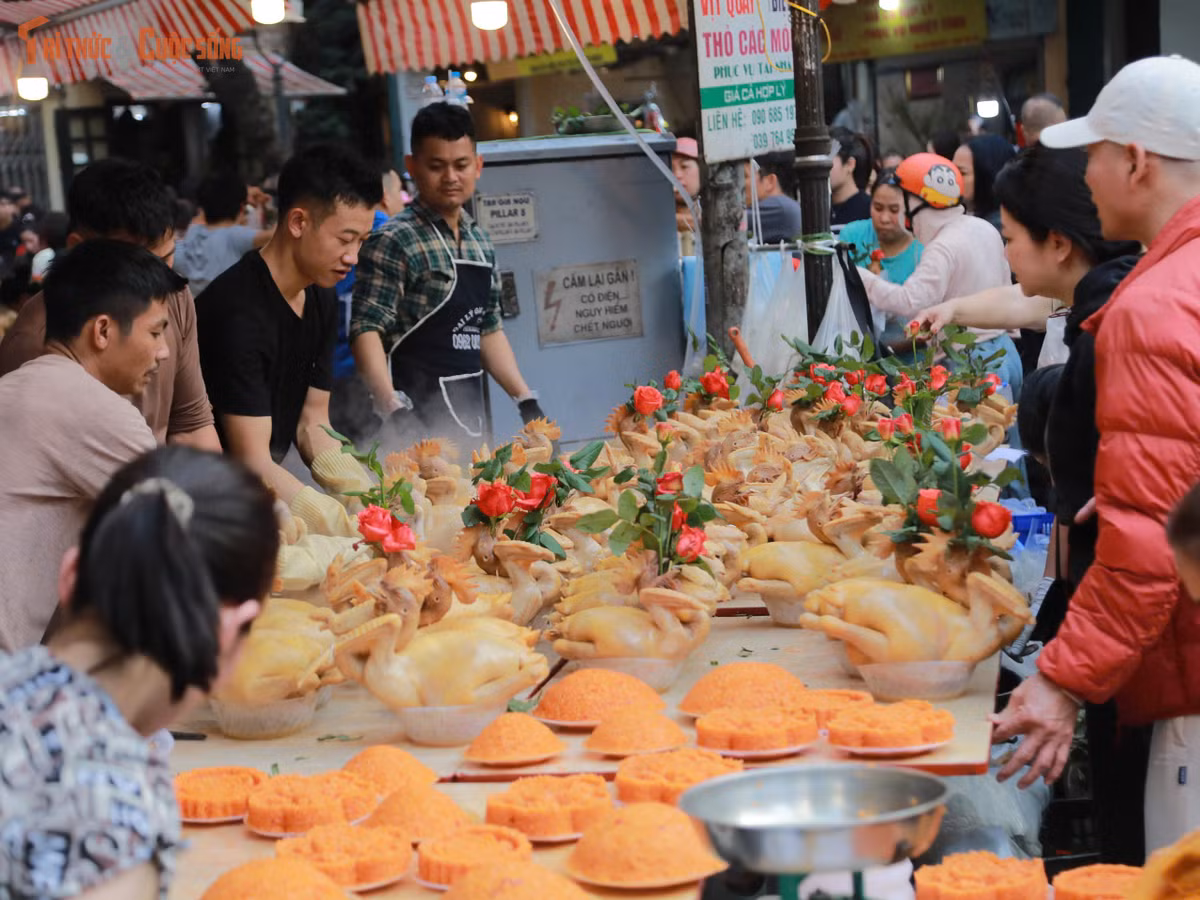 Không chỉ người dân thủ đô đổ về khu phố cổ mua sắm, một số cửa hàng ở đây cũng nhận được đơn đặt hàng từ xa, kèm theo yêu cầu giao đến tận nhà. Dịch vụ giao hàng nhanh trở nên nhộn nhịp từ đầu giờ sáng đến tận trưa, đáp ứng nhu cầu của những gia đình bận rộn.