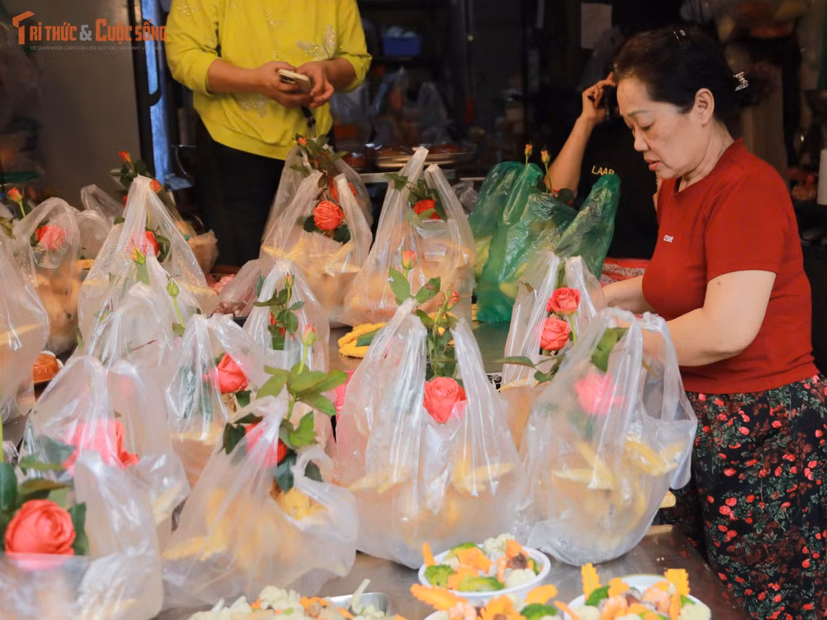 Gà ngậm bông hồng được xem là sản phẩm đặc trưng cho mâm lễ của nhiều gia đình Hà Nội vào dịp cuối năm. Truyền thống này bắt nguồn từ quan niệm gà luộc vàng óng với bông hồng tươi cắm ở miệng không chỉ là món cúng đẹp mắt mà còn thể hiện tấm lòng thành kính trước ông bà tổ tiên và thần linh.