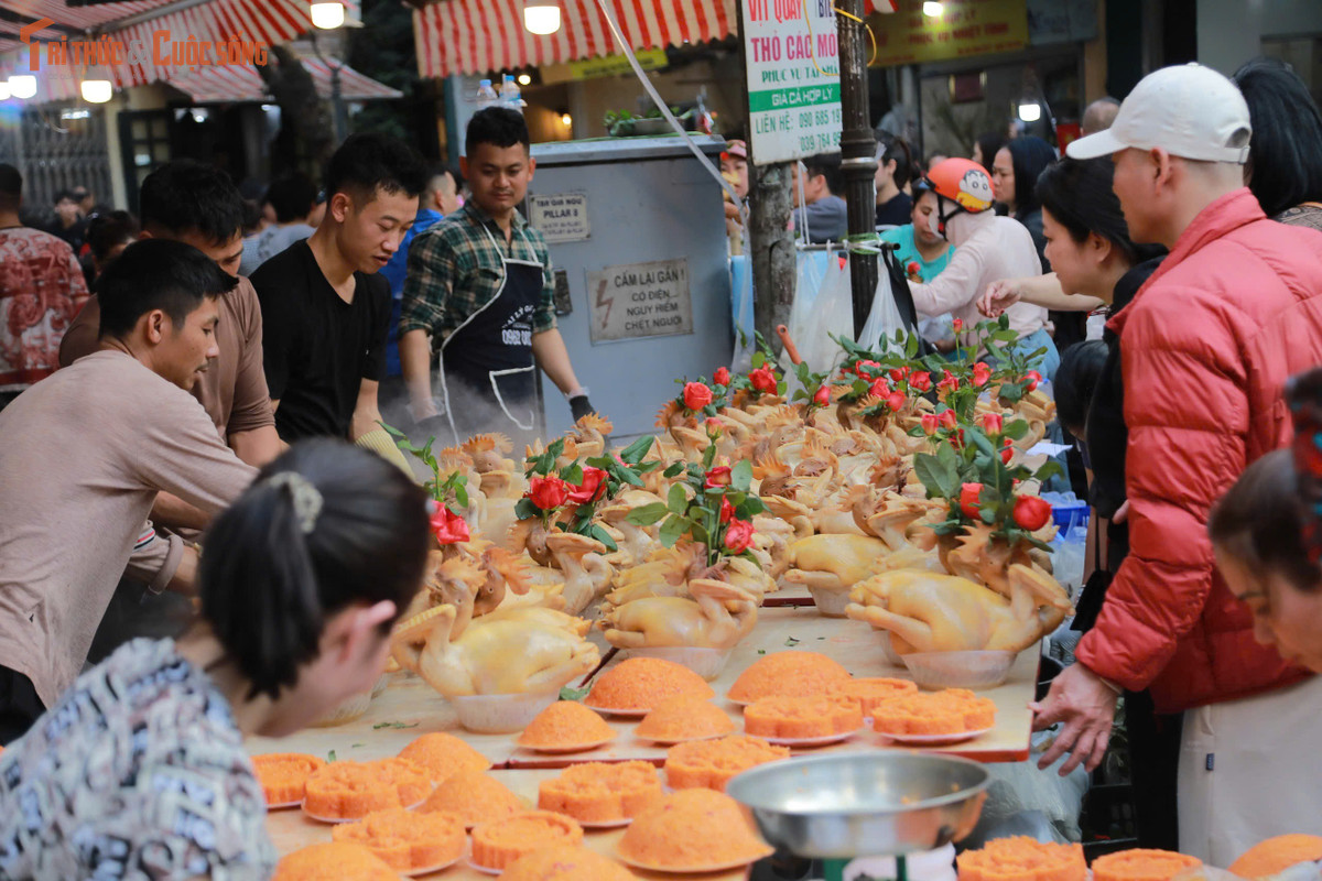 Dù giá mỗi con gà luộc ngậm hoa hồng có thể lên tới khoảng 700.000 đồng, mức giá được xem là khá cao so với gà luộc ở các chợ dân sinh khác, nhưng sức hút của mặt hàng này vẫn không giảm. Người dân sẵn sàng xếp hàng từ sáng sớm, chờ đợi lựa chọn theo đúng ý muốn của gia đình để chuẩn bị cho mâm cỗ tất niên. Nhân viên cửa hàng cũng phải dậy từ rất sớm để đáp ứng nhu cầu tăng cao, thậm chí có nơi bắt đầu luộc gà và chuẩn bị xôi, món ăn kèm từ 1–2h sáng.