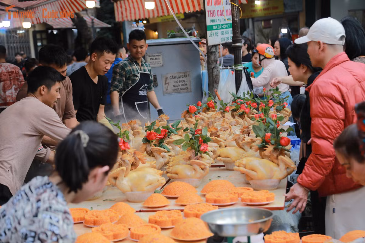 Dù giá mỗi con gà luộc ngậm hoa hồng có thể lên tới khoảng 700.000 đồng, mức giá được xem là khá cao so với gà luộc ở các chợ dân sinh khác, nhưng sức hút của mặt hàng này vẫn không giảm. Người dân sẵn sàng xếp hàng từ sáng sớm, chờ đợi lựa chọn theo đúng ý muốn của gia đình để chuẩn bị cho mâm cỗ tất niên. Nhân viên cửa hàng cũng phải dậy từ rất sớm để đáp ứng nhu cầu tăng cao, thậm chí có nơi bắt đầu luộc gà và chuẩn bị xôi, món ăn kèm từ 1–2h sáng.