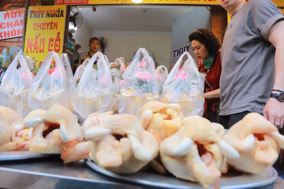 Tại khu phố Gia Ngư và chợ Hàng Bè (Hà Nội), ngay từ khoảng 5h sáng 29 Tết – người dân đã bắt đầu tụ tập, xếp hàng để chờ mua gà luộc ngậm bông hồng – món đồ lễ truyền thống cho ngày cúng tất niên. Không khí khu chợ sớm mùa Tết trở nên sôi động hơn bao giờ hết khi tiếng người hỏi giá, hỏi chọn hàng… hòa cùng nhịp bước của những người đi chợ đầu ngày.