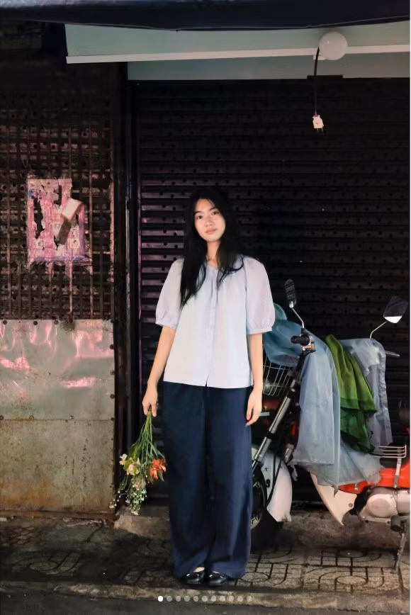 Hà Thi - du học sinh Hà Lan, từng thi Hoa hậu Việt Nam 2020 - những năm gần đây nổi lên nhờ loạt vlog “nàng thơ” cùng gu thẩm mỹ tinh tế. Nhan sắc của cô được khen là ngày càng lên hương: dịu dàng, thanh thuần nhưng vẫn hiện đại.