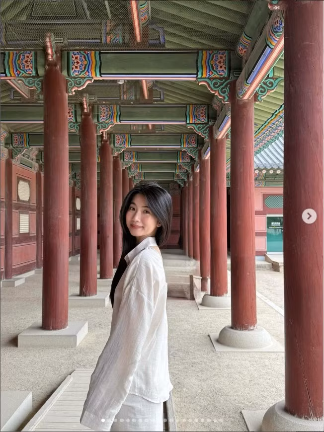 Hà Thi là nguồn cảm hứng cho phái đẹp về việc tự tin khoe vẻ đẹp tự nhiên, không cần quá phụ thuộc vào công nghệ để trở nên nổi bật.