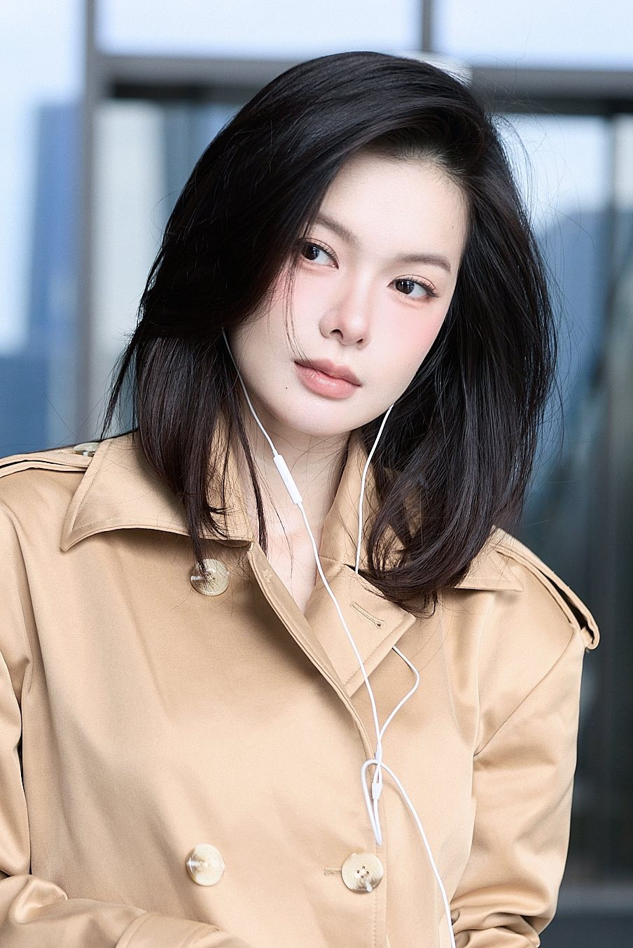 Không cần tạo dáng cầu kỳ hay trang phục phô trương, hot girl đến từ Đắk Lắk ghi điểm tuyệt đối nhờ vẻ đẹp tự nhiên, khí chất thanh lịch cùng phong thái đời thường rất “đắt giá”.