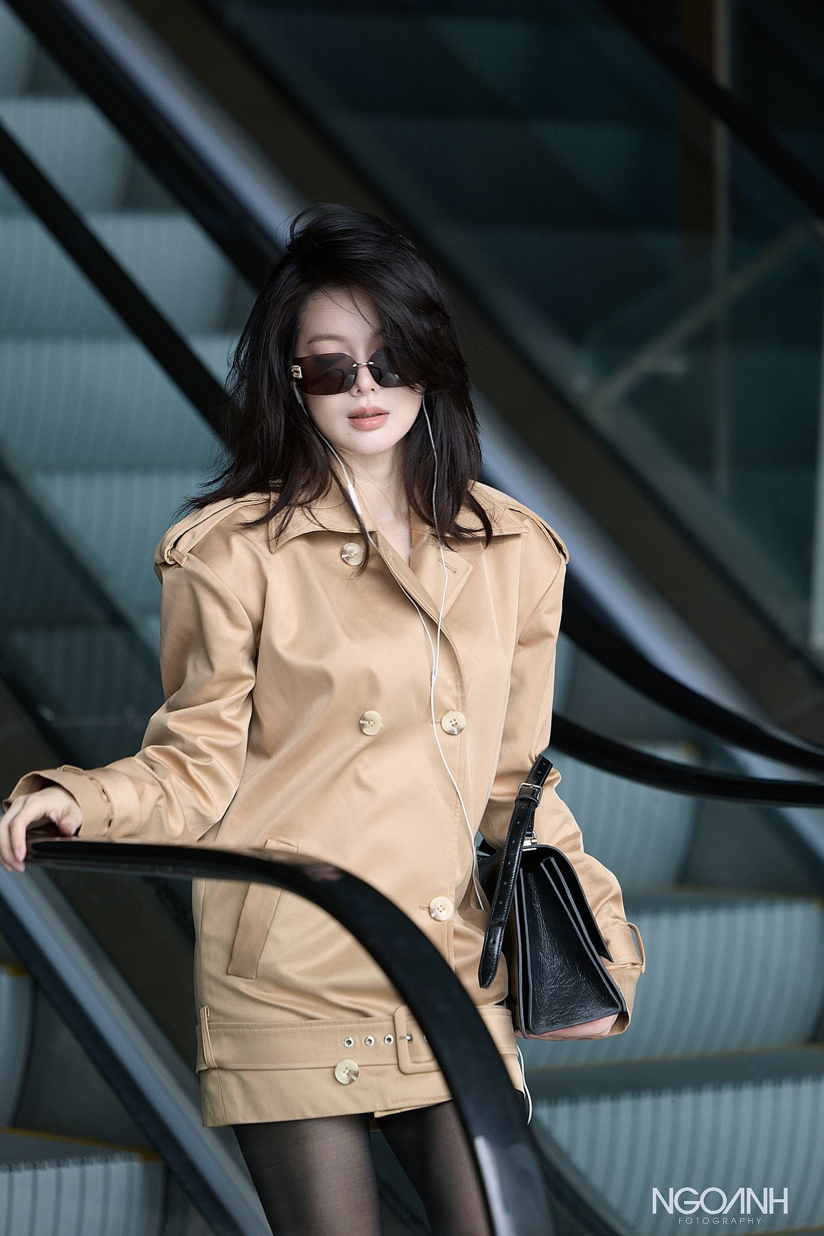 Ở những khung hình cận, các đường nét gương mặt hài hòa, ánh mắt sáng và thần thái tự tin giúp Yên Đan nổi bật theo cách rất riêng—không phô trương nhưng vẫn đủ khiến người xem dừng lại ngắm nhìn.