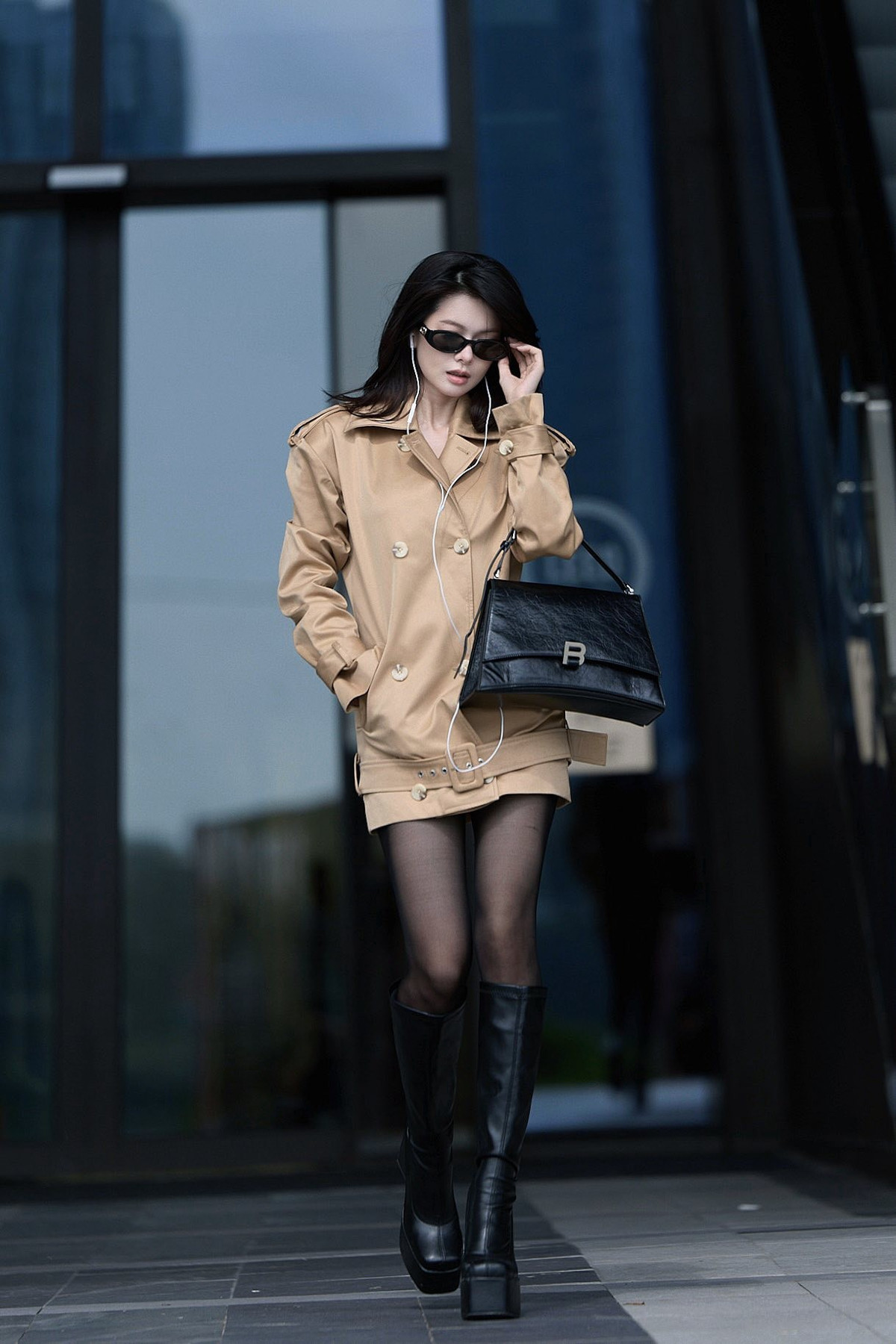Trong bộ trench coat màu be dáng ngắn kết hợp boots cao cổ và phụ kiện tối giản, Đỗ Yên Đan toát lên hình ảnh hiện đại, sang nhẹ đúng tinh thần “trạm tỷ”. Điểm cộng lớn nằm ở lối trang điểm trong veo, làn da mịn màng cùng nụ cười duyên dáng.