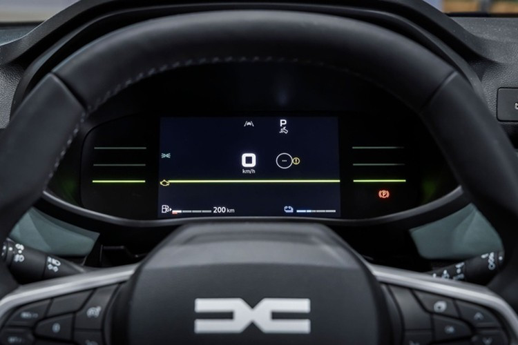 Bản cao cấp nhất trong dòng xe Dacia Sandero 2026 là Journey, với mâm hợp kim 16 inch, cảnh báo điểm mù, hệ thống hỗ trợ bám đường mở rộng, hệ thống camera đa góc nhìn, hệ thống định vị tích hợp cho màn hình 10 inch, kết nối không dây với điện thoại thông minh, sạc không dây, bệ tỳ tay trung tâm cao có ngăn chứa đồ và phanh tay điện tử, cùng nhiều tính năng khác.