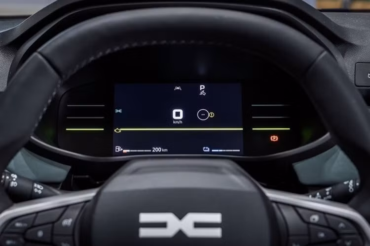 Bản cao cấp nhất trong dòng xe Dacia Sandero 2026 là Journey, với mâm hợp kim 16 inch, cảnh báo điểm mù, hệ thống hỗ trợ bám đường mở rộng, hệ thống camera đa góc nhìn, hệ thống định vị tích hợp cho màn hình 10 inch, kết nối không dây với điện thoại thông minh, sạc không dây, bệ tỳ tay trung tâm cao có ngăn chứa đồ và phanh tay điện tử, cùng nhiều tính năng khác.