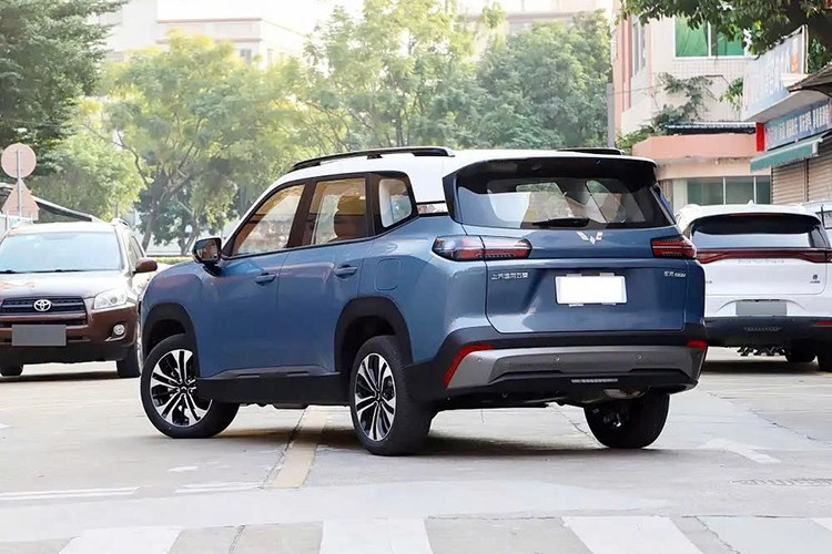 Thiết kế đầu xe sẽ thay đổi theo hệ truyền động. Theo đó, phiên bản dùng động cơ xăng và hybrid cắm sạc (PHEV) sẽ sử dụng lưới tản nhiệt tổ ong mở, kết hợp viền đen quanh cụm đèn và hốc gió dưới. Bản thuần điện (EV) dùng lưới tản nhiệt đóng kín, tạo diện mạo gọn gàng và liền mạch hơn.