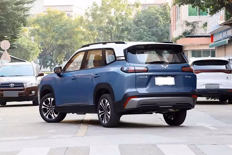 Thiết kế đầu xe sẽ thay đổi theo hệ truyền động. Theo đó, phiên bản dùng động cơ xăng và hybrid cắm sạc (PHEV) sẽ sử dụng lưới tản nhiệt tổ ong mở, kết hợp viền đen quanh cụm đèn và hốc gió dưới. Bản thuần điện (EV) dùng lưới tản nhiệt đóng kín, tạo diện mạo gọn gàng và liền mạch hơn.