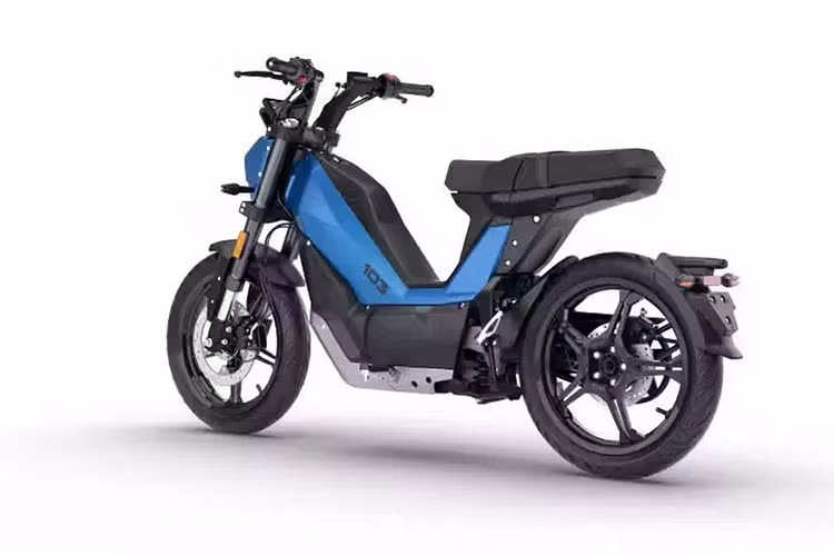 Về hiệu suất, Peugeot 103 điện dự kiến đạt tốc độ tối đa khoảng 48km/h với bản pin 1,6kWh và khoảng 72,5km/h với bản pin 2,2kWh. Khách hàng sẽ có hai gói phụ kiện tùy chọn gồm; Gói Protect Pack gồm kính chắn gió, tấm chắn chân và ốp hông, giúp tăng khả năng che chắn trước các yếu tố môi trường. Trong khi đó, gói Comfort Pack bao gồm thùng sau dạng bán cứng, giá đỡ điện thoại, yên xe cao cấp êm ái hơn.