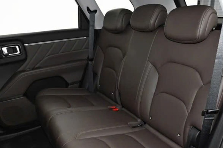 Xingguang 560 có cấu hình nội thất 5 chỗ và 7 chỗ. Tựa lưng hàng ghế trước có thể ngả phẳng, tạo không gian nghỉ tạm thời liền mạch với hàng ghế thứ hai. Hàng ghế thứ hai có thể ngả tối đa 128 độ, phù hợp cho các chuyến đi dài. Hàng ghế sau gập tỷ lệ 40:60, giúp mở rộng khoang hành lý hoặc chở vật dụng dài.