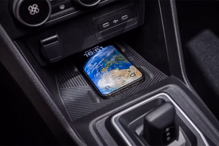 Phiên bản Extreme cao cấp nhất của Dacia Sandero 2026 sở hữu lớp sơn ngoại thất màu Nâu Đồng đặc trưng, ​​cùng với nội thất phối màu MicroCloud/Nâu Đồng và bộ mâm hợp kim 16 inch độc quyền.