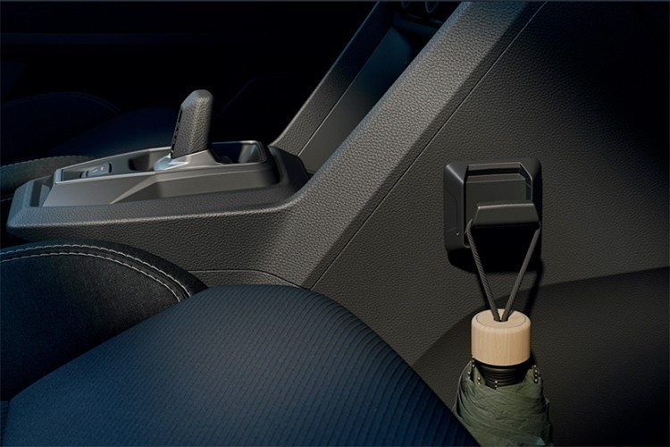 Bất kể bạn chọn phiên bản nào, tất cả các phiên bản của Sandero Stepway đều có bánh xe 16 inch, giá nóc (có thể tháo lắp trên phiên bản Expression trở lên), ốp thân xe bảo vệ giúp xe trông thực dụng hơn, và một vài chi tiết nhỏ khác.