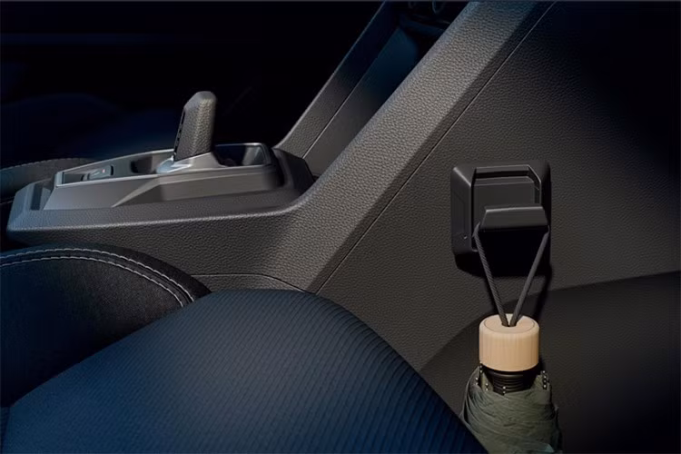 Bất kể bạn chọn phiên bản nào, tất cả các phiên bản của Sandero Stepway đều có bánh xe 16 inch, giá nóc (có thể tháo lắp trên phiên bản Expression trở lên), ốp thân xe bảo vệ giúp xe trông thực dụng hơn, và một vài chi tiết nhỏ khác.