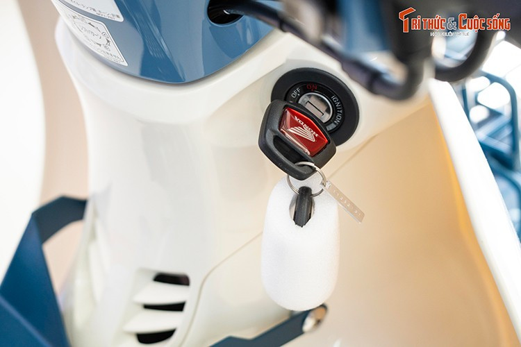 Phiên bản đặc biệt của mẫu xe số huyền thoại nhà Honda vẫn sử dụng chìa khóa cơ, trên chìa cũng có logo thương hiệu, dải 3 sọc cùng dòng chữ Super Cub 50 Final Edition đặt trong nền màu đỏ.