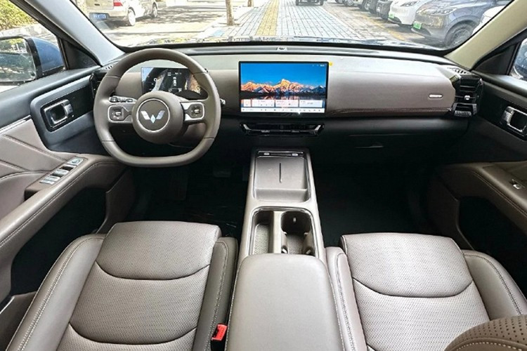 Nội thất của Wuling Xingguang 560 tiếp tục được áp dụng ngôn ngữ thiết kế của dòng Xingguang với khoang lái tạo cảm giác ôm bao quanh người ngồi. Tại đây, xe được trang bị cụm màn hình kép gồm bảng đồng hồ kỹ thuật số và màn hình cảm ứng trung tâm cùng có kích thước 12,8 inch.