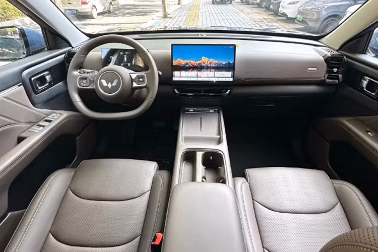 Nội thất của Wuling Xingguang 560 tiếp tục được áp dụng ngôn ngữ thiết kế của dòng Xingguang với khoang lái tạo cảm giác ôm bao quanh người ngồi. Tại đây, xe được trang bị cụm màn hình kép gồm bảng đồng hồ kỹ thuật số và màn hình cảm ứng trung tâm cùng có kích thước 12,8 inch.