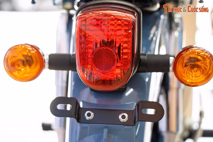 Đuôi xe Honda Super Cub 50 Final Edition giữ trọn chất cổ điển. Chiều cao yên xe 735 mm, phù hợp thể trạng người châu Á nói chung và người Việt nói riêng. Bộ tem 2 bên, ba-ga giữa, ba-ga mũi trước hay logo 50 Final Edition trên chắn bùn trước cũng là những điểm nhấn đáng chú ý.