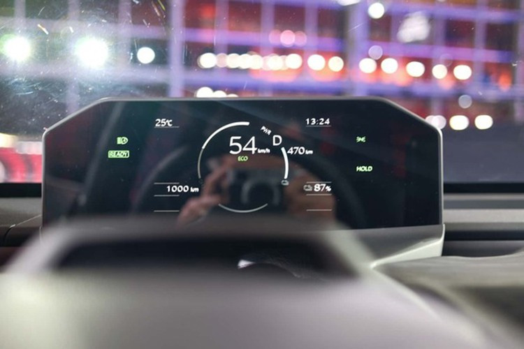 Ngoài ra, xe còn được trang bị hệ thống rửa đèn pha, camera toàn cảnh, cảnh báo giao thông cắt ngang phía trước, và hỗ trợ giữ làn/chuyển làn thông minh. Gói Premium Pack tùy chọn mang đến cửa sổ trời toàn cảnh và dàn âm thanh JBL cao cấp.