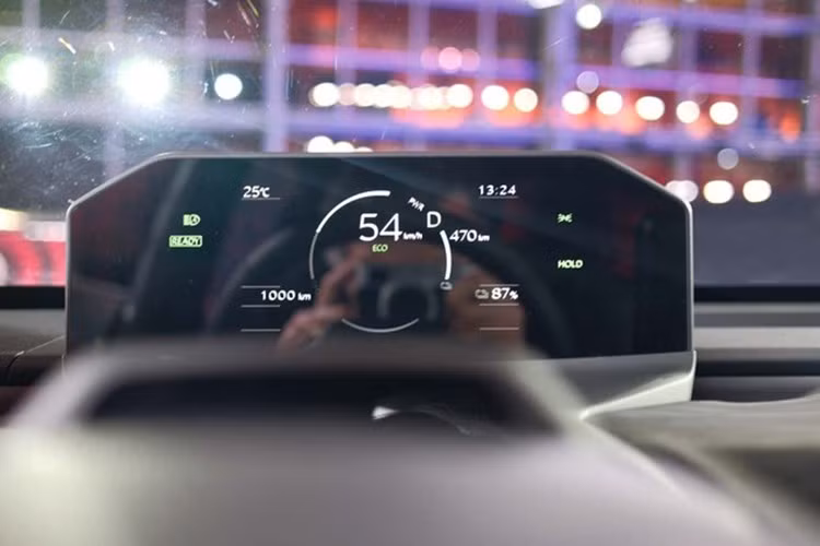 Ngoài ra, xe còn được trang bị hệ thống rửa đèn pha, camera toàn cảnh, cảnh báo giao thông cắt ngang phía trước, và hỗ trợ giữ làn/chuyển làn thông minh. Gói Premium Pack tùy chọn mang đến cửa sổ trời toàn cảnh và dàn âm thanh JBL cao cấp.