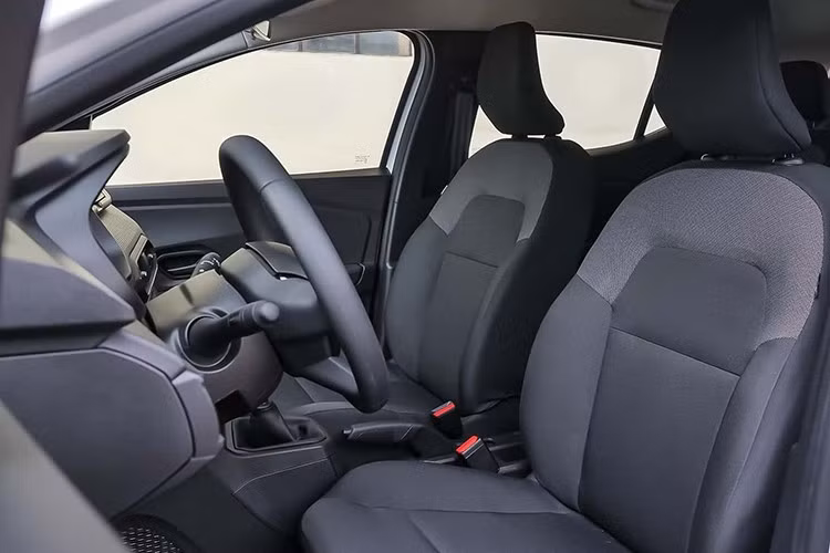 Phiên bản Dacia Sandero Stepway 2026, hay còn gọi là phiên bản gầm cao, cũng được cung cấp với ba cấp độ. Đối với phiên bản Essential, khách hàng phải trả tối thiểu 16.065 bảng Anh (21.530 đô la), trong khi các phiên bản Expression và Extreme có giá khởi điểm (giá lăn bánh) lần lượt là 17.065 bảng Anh (22.871 đô la) và 18.365 bảng Anh (24.613 đô la).