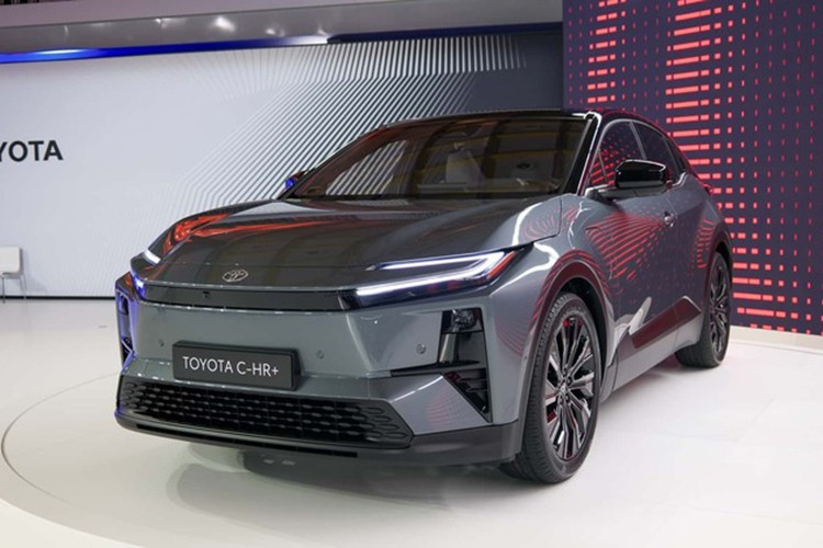 Với việc kết hợp hệ truyền động điện, thiết kế hiện đại và nhiều tùy chọn cá nhân hóa, Toyota C-HR+ 2026 hứa hẹn sẽ là một lựa chọn đáng chú ý trong phân khúc SUV đô thị chạy điện.
