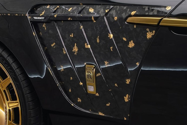 Việc lựa chọn vàng không phải là điều mới mẻ đối với Mansory, khi họ từng giới thiệu các mẫu xe như Veyron Linea d'Oro vào năm 2010, đã để lại dấu ấn sâu đậm trong giới chơi xe.