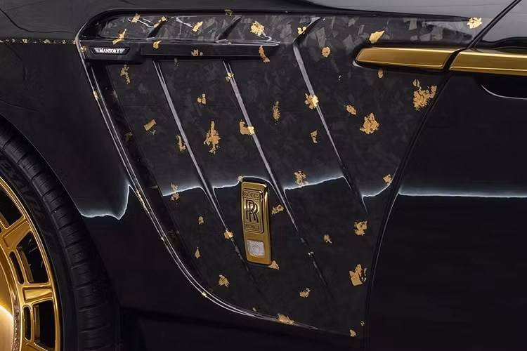 Việc lựa chọn vàng không phải là điều mới mẻ đối với Mansory, khi họ từng giới thiệu các mẫu xe như Veyron Linea d'Oro vào năm 2010, đã để lại dấu ấn sâu đậm trong giới chơi xe.