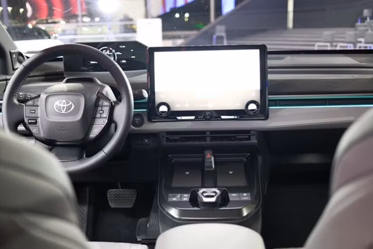 Về trang bị, bản Icon sở hữu màn hình trung tâm 14 inch, cụm đồng hồ kỹ thuật số 7 inch, vô lăng sưởi, hai đế sạc không dây, mâm hợp kim 18 inch, cùng hệ thống hỗ trợ mở cửa an toàn tích hợp cảnh báo điểm mù. Cấu hình này đi kèm bộ sạc 11 kW và pin dung lượng nhỏ hơn.