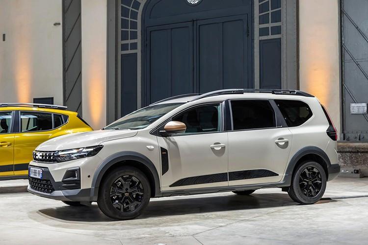 Tại Vương quốc Anh, Dacia cung cấp mẫu Sandero 2026 với động cơ TCe 100, sản sinh công suất 100 mã lực. Phiên bản Sandero Stepway 2026 mạnh mẽ hơn một chút với động cơ TCe 110, có công suất 110 mã lực. Sandero là mẫu xe có giá cả phải chăng nhất đang được bán tại Anh.