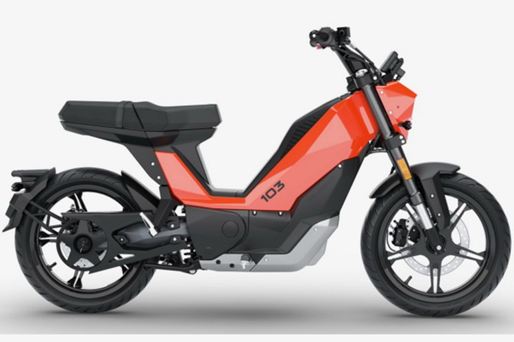 Dự kiến hai phiên bản pin sẽ cho phạm vi hoạt động lần lượt là 45km và 65km - không nhiều nhưng đủ dùng cho nhu cầu đô thị đơn giản. Dung lượng pin khác nhau cũng được cho là sẽ ảnh hưởng đến công suất vận hành. Theo hãng, bản 1,6kWh sẽ có hiệu năng tương đương xe 50cc, trong khi bản 2,2kWh được so sánh với xe 125cc.