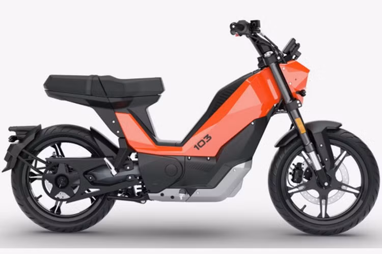 Dự kiến hai phiên bản pin sẽ cho phạm vi hoạt động lần lượt là 45km và 65km - không nhiều nhưng đủ dùng cho nhu cầu đô thị đơn giản. Dung lượng pin khác nhau cũng được cho là sẽ ảnh hưởng đến công suất vận hành. Theo hãng, bản 1,6kWh sẽ có hiệu năng tương đương xe 50cc, trong khi bản 2,2kWh được so sánh với xe 125cc.