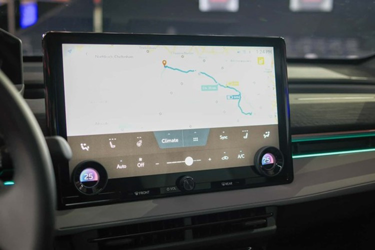 Phiên bản Design bổ sung kính tối màu phía sau, cửa cốp chỉnh điện và bộ mâm thể thao 20 inch. Trong khi đó, bản Excel cao cấp sở hữu sạc nhanh 22 kW, ghế lái chỉnh điện, nội thất kết hợp da và da lộn,...