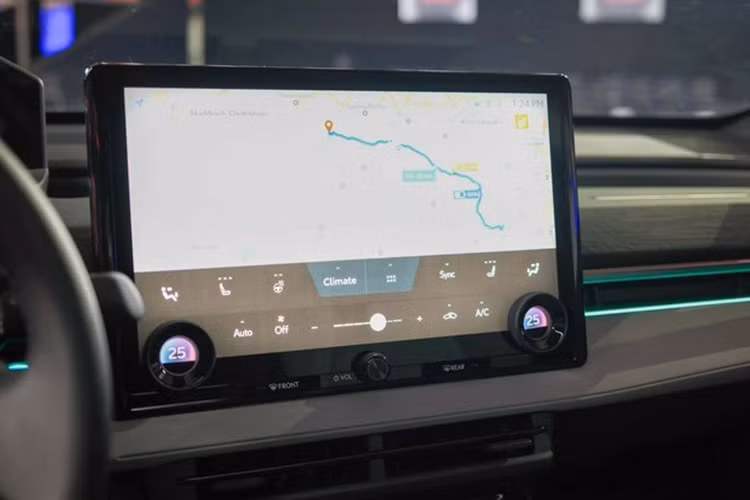 Phiên bản Design bổ sung kính tối màu phía sau, cửa cốp chỉnh điện và bộ mâm thể thao 20 inch. Trong khi đó, bản Excel cao cấp sở hữu sạc nhanh 22 kW, ghế lái chỉnh điện, nội thất kết hợp da và da lộn,...