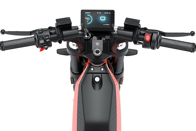 Động cơ trung tâm được kết nối với bánh sau thông qua dây đai Kevlar vận hành êm ái. Loại dây đai này không chỉ hiệu quả hơn dây curoa thông thường mà còn có khả năng chống mài mòn cao, gần như không cần bảo dưỡng. Xe được trang bị màn hình TFT kích thước 5 inch, trong khi các tính năng điện tử khác hiện vẫn chưa được công bố chi tiết.