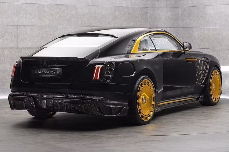 Những chi tiết này không chỉ khiến chiếc xe trở nên nổi bật mà còn thể hiện rõ nét sự giàu có và đẳng cấp của chủ nhân. Ngay cả các chi tiết sợi carbon cũng không thoát khỏi lớp mạ vàng lấp lánh, nâng tầm giá trị của chiếc Rolls-Royce Spectre này lên một đỉnh cao mới.