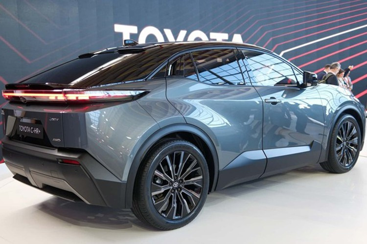 Phiên bản tiêu chuẩn C-HR+ Icon sử dụng pin 57,7 kWh, trong khi hai phiên bản cao cấp hơn là Design và Excel được trang bị bộ pin lớn hơn 77 kWh. Giá bán khởi điểm từ 34.495 bảng Anh (tương đương 46.230 USD - khoảng hơn 1,2 tỷ đồng), trong đó bản Design có giá từ 36.995 bảng và bản Excel cao cấp nhất có giá từ 40.995 bảng (gần 55.000 USD - hơn 1,43 tỷ đồng).