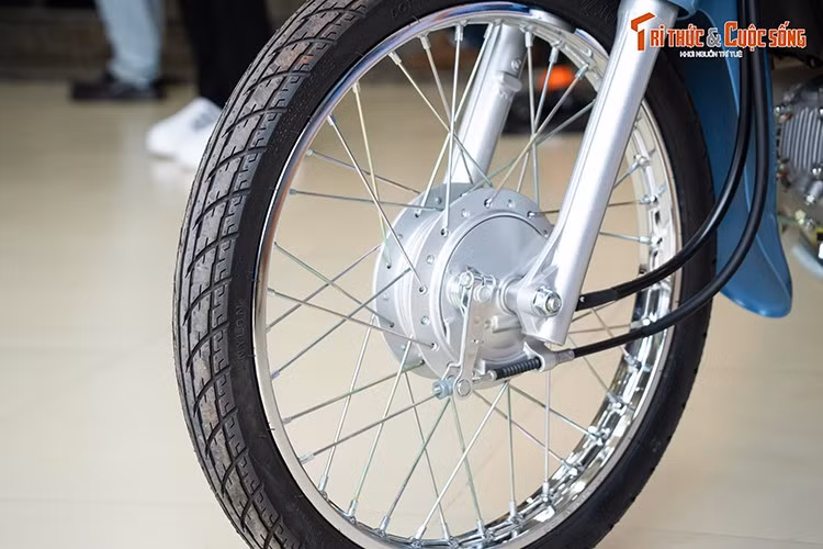 Honda Super Cub 50 Final Edition sở hữu vành căm 17 inch sử dụng cho cả bánh trước và bánh sau, kết hợp phanh tang trống. Xe có trọng lượng khoảng 96 kg. Bình xăng Cub 50 sản xuất tại Nhật nói chung đều có lẫy bảo vệ và mở bằng chìa khóa.