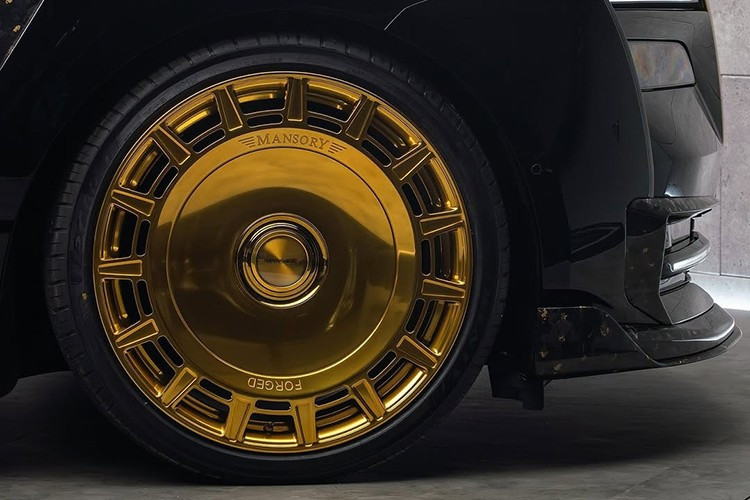 Mansory dường như không ngần ngại thể hiện sự xa hoa của mình qua Equista Linea d'Oro. Các chi tiết trên xe, từ bánh xe khổng lồ mạ vàng cho đến logo Spirit of Ecstasy, đều được chế tác tinh xảo từ vàng thật.