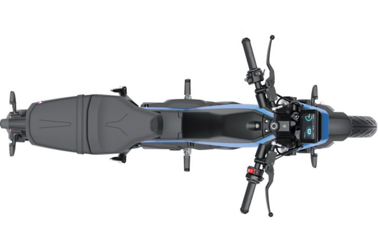 Trên xe không thấy xuất hiện bàn đạp, cho thấy đây có thể nghiêng về dạng “noped” hơn là moped truyền thống của 103 nguyên bản (Noped là từ ghép của “no pedal” (không có bàn đạp), dùng để chỉ xe hai bánh nhỏ trông giống moped nhưng không có bàn đạp). Đây cũng là dạng xe máy điện hạng nhẹ khá phổ biến hiện nay.