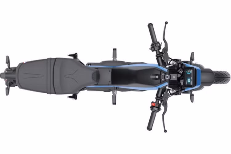 Trên xe không thấy xuất hiện bàn đạp, cho thấy đây có thể nghiêng về dạng “noped” hơn là moped truyền thống của 103 nguyên bản (Noped là từ ghép của “no pedal” (không có bàn đạp), dùng để chỉ xe hai bánh nhỏ trông giống moped nhưng không có bàn đạp). Đây cũng là dạng xe máy điện hạng nhẹ khá phổ biến hiện nay.