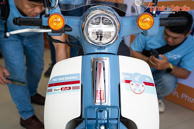 Về ngoại hình, Honda Super Cub 50 Final Edition vẫn không khác so với phiên bản từng đang được bán trên thị trường. Xe sở hữu đèn pha đôi dạng LED, xi nhan truyền thống. Một trong những trang bị thuộc gói Custom by Cub House là kính chắn gió trong suốt cỡ nhỏ phía đầu xe.