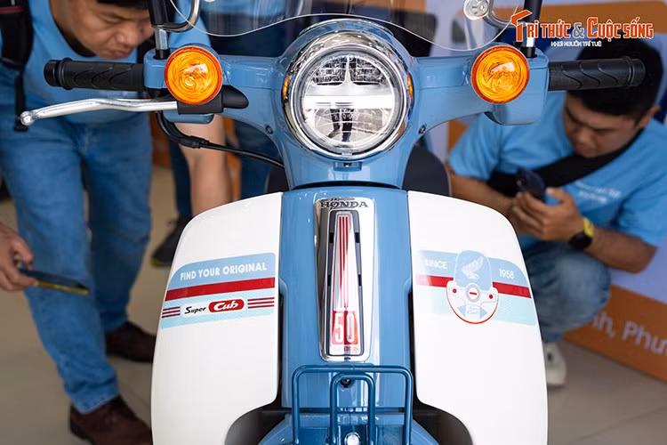 Về ngoại hình, Honda Super Cub 50 Final Edition vẫn không khác so với phiên bản từng đang được bán trên thị trường. Xe sở hữu đèn pha đôi dạng LED, xi nhan truyền thống. Một trong những trang bị thuộc gói Custom by Cub House là kính chắn gió trong suốt cỡ nhỏ phía đầu xe.