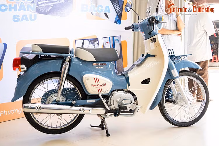 Mẫu xe máy số Honda Super Cub 50 Final Edition phiên bản đặc biệt này được gắn thêm các món đồ chơi trang trí bởi nhà phân phối Cub House và đang được cửa hàng Võ Motomnowr bán với mức giá khoảng trên dưới 120 triệu đồng.
