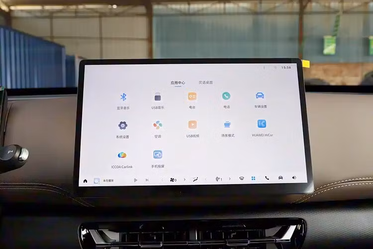 Hệ thống thông tin giải trí vận hành bằng hệ điều hành Ling OS của Wuling, hỗ trợ kết nối HiCar, CarLink và DLNA. Các chất liệu mềm mại được sử dụng rộng rãi trong khoang nội thất.