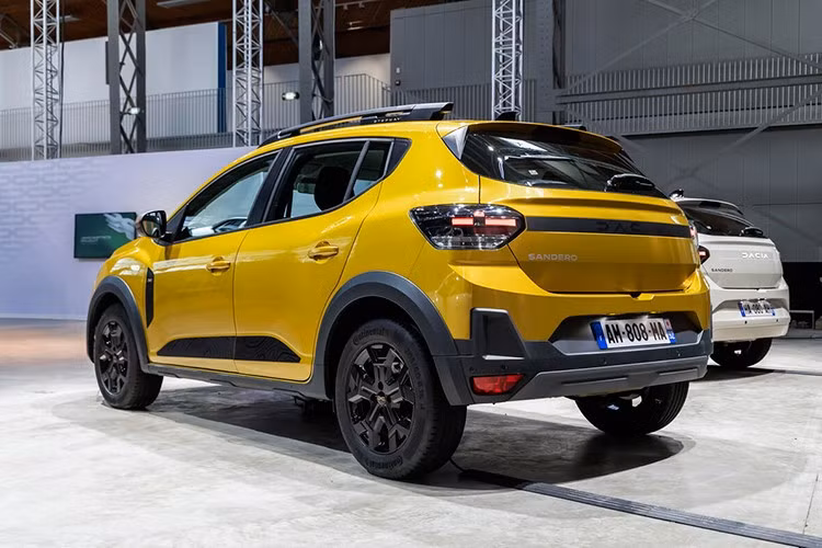 Ngoài ra, xe còn có cửa sổ trước chỉnh điện, hệ thống kiểm soát hành trình với giới hạn tốc độ, nhận diện biển báo giao thông, hỗ trợ giới hạn tốc độ thông minh, hỗ trợ giữ làn đường, phanh khẩn cấp tự động và cảnh báo người lái mất tập trung.