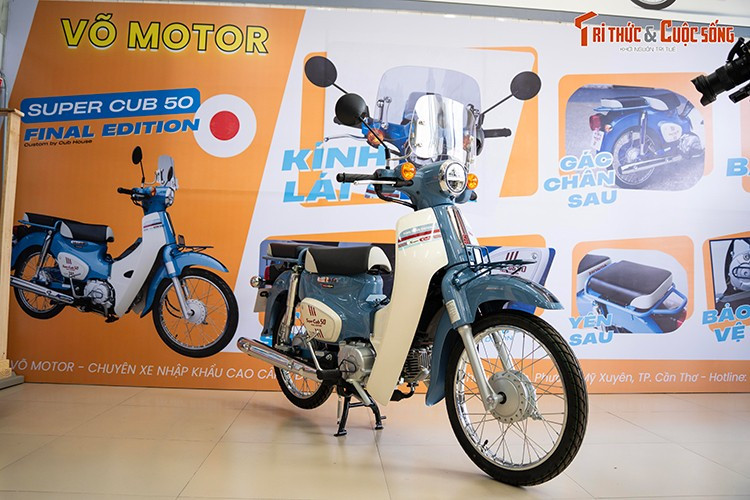 Sau khi được đưa về Việt Nam theo diện nhập khẩu nguyên chiếc từ Nhật Bản vào tháng 7/2025, mẫu xe máy Honda Super Cub 50 Final Edition mới đây đã bất ngờ xuất hiện trở lại với một diện mạo đặc biệt.