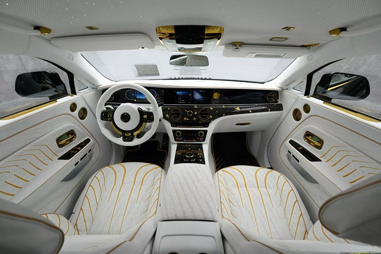 Đặc biệt, nội thất của chiếc xe cũng được thiết kế lại hoàn toàn với gam màu trắng và vàng, tạo nên không gian sang trọng và xa hoa. Mọi chi tiết bên trong đều phản ánh sự tinh tế trong từng đường nét, từ những miếng chèn sợi carbon cho đến các chi tiết khảm vàng.